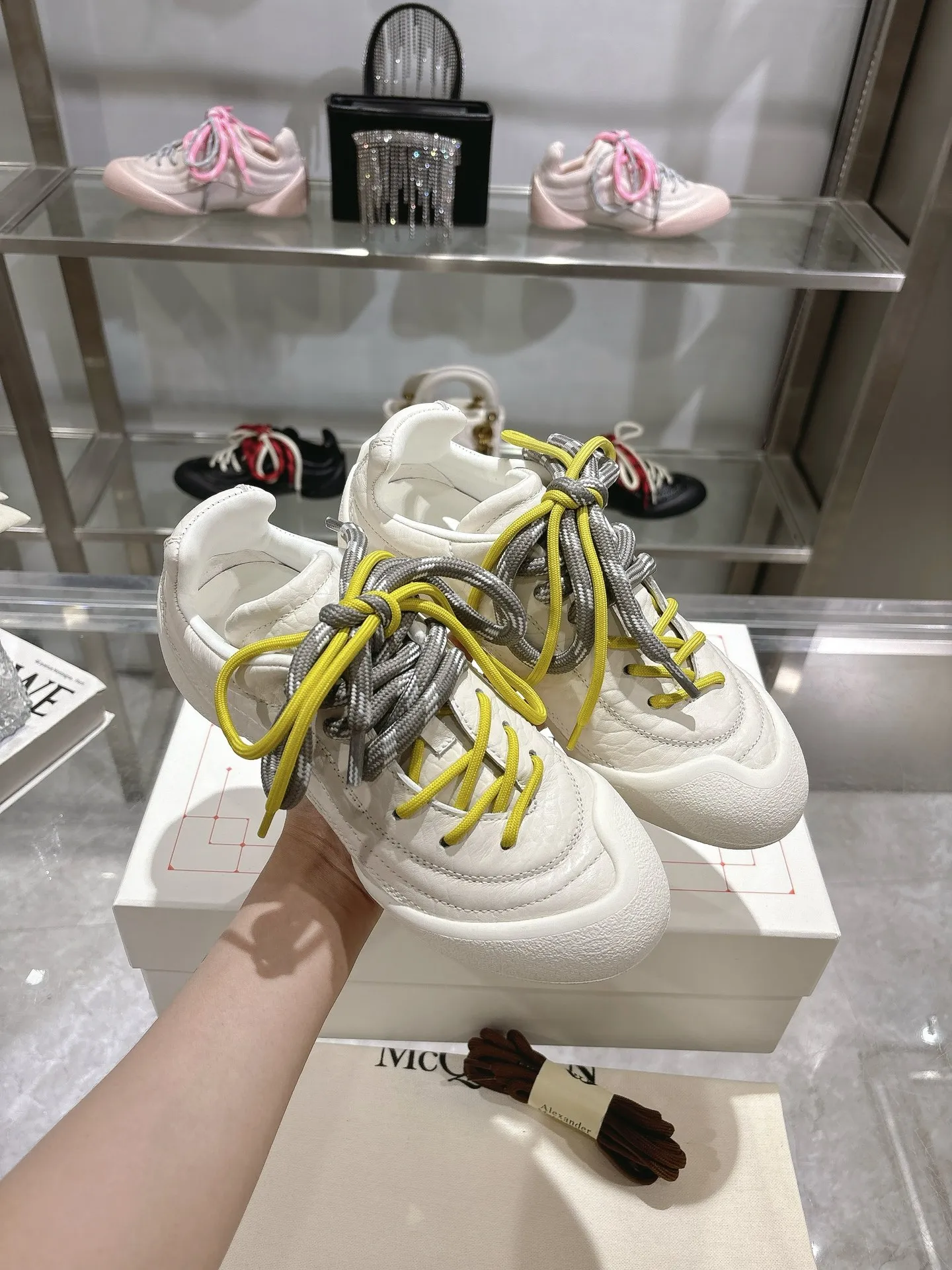 p580💰Couple model 𝐀𝐥𝐞𝐱𝐚𝐧𝐝𝐞𝐫 𝐌𝐜𝐐𝐮𝐞𝐞𝐧#/Alexander McQueen’s latest Flexion series, retro, casual, sneakers, original purchase, development, production, this Flexion Off Low-top sneakers in white grained leather with varying sized laces and an anatomically inspired lightweight segmented sole. The reverse skull pattern is embossed on the heel. Fabric: Original customized imported first-layer cowhide. Lining: Customized imported breathable mesh lining. Sole: Original open-molded non-slip TPU material. Bottom thickness: 2CM. Size: #Female size 35-40 (40 customized, non-refundable) #Men’s code 39-45 (45 customized, non-refundable)
